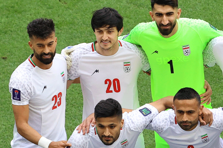 イランのサルダル・アズムン（中央）【写真：ロイター】