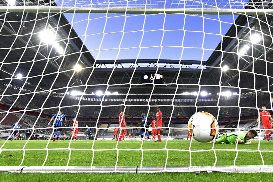 「彼は何を考えていたのか?」 GKが自軍ゴールに強烈シュート、衝撃オウンゴールに世界騒然 フットボールゾーン