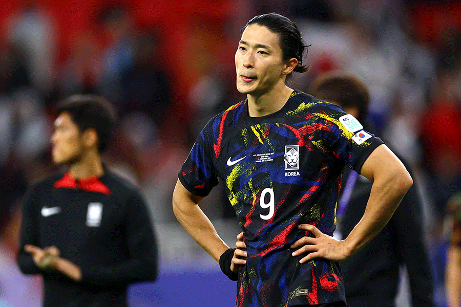 チョ・ギュソンにイエローカードが提示【写真：ロイター】