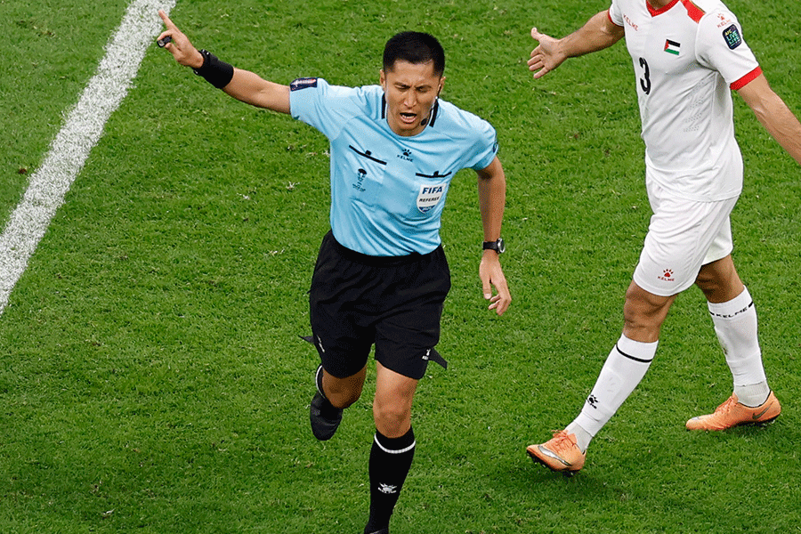 アジアカップの決勝を裁くマー・ニン主審【写真：ロイター】