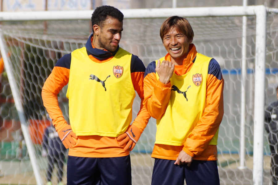 乾貴士（右）と成岡輝瑠の怪我は気になるところ【写真：下舘浩久】