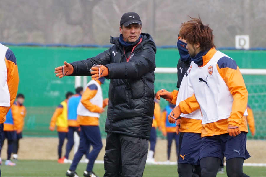 昨季からチームを率いるゼ・リカルド新監督【写真：下舘浩久】