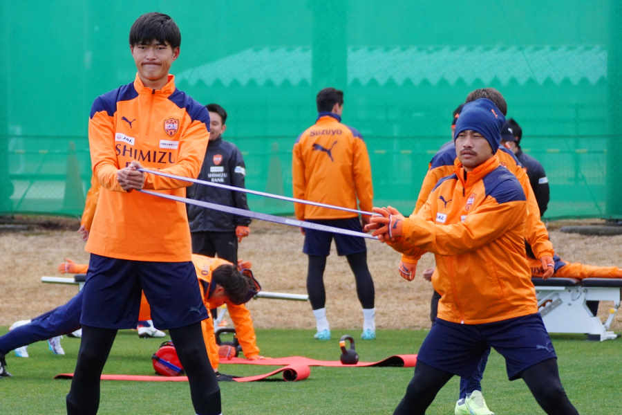 「チームを良くするためならば誰に対しても言うことは言う」と語る吉田豊（右）【写真：下舘浩久】