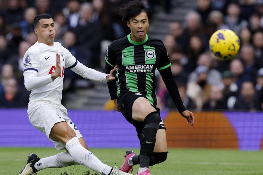 ブライトンでプレーする三笘薫【写真：ロイター】