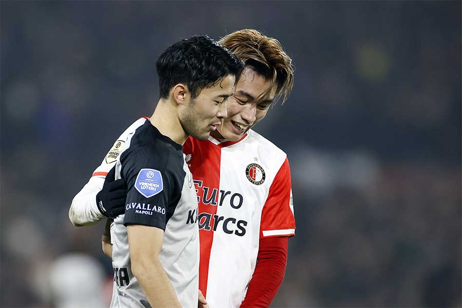 菅原由勢（左）と上田綺世の会話場面が話題【写真：Getty Images】