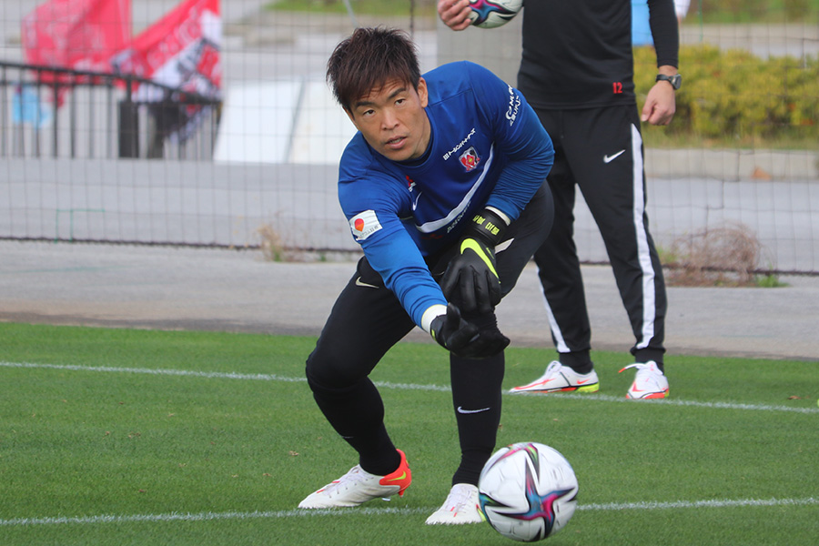 2年ぶりにキャプテンに就任したGK西川周作【写真：轡田哲朗】