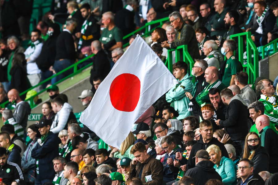 日本国旗を掲げるセルティックサポーター（※写真はイメージです）【写真：Getty Images】
