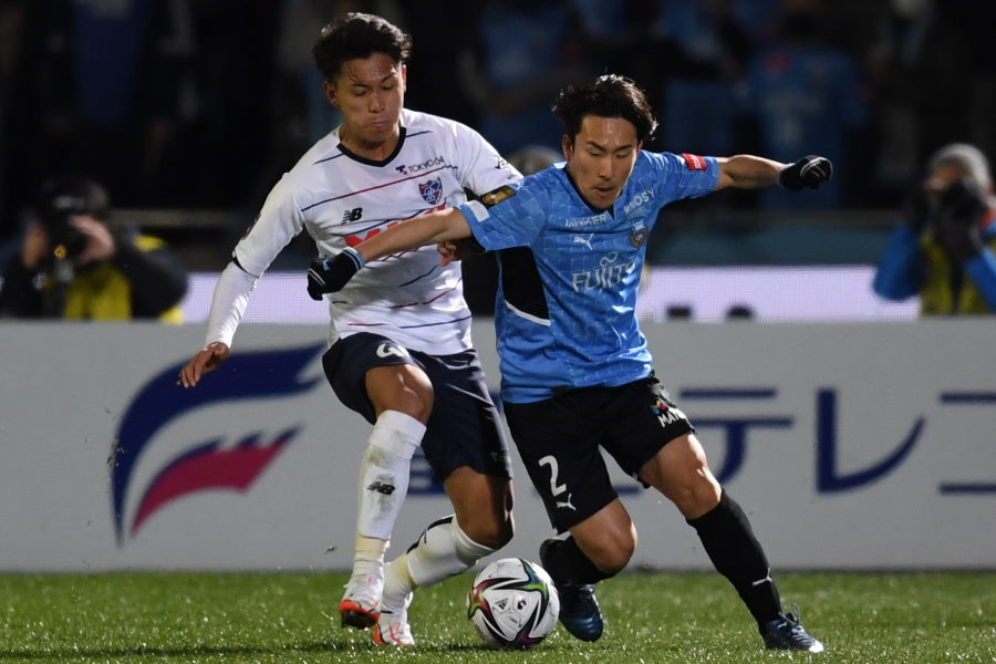 川崎MF登里享平と対峙するFC東京MF松木玖生（写真左）【写真：Getty Images】