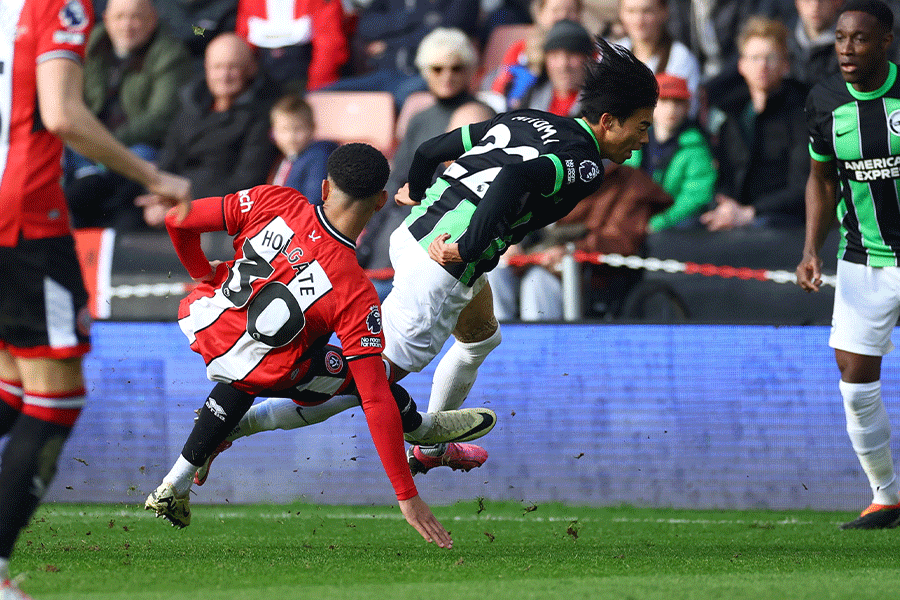 危険タックルを受けた三笘薫【写真：ロイター】