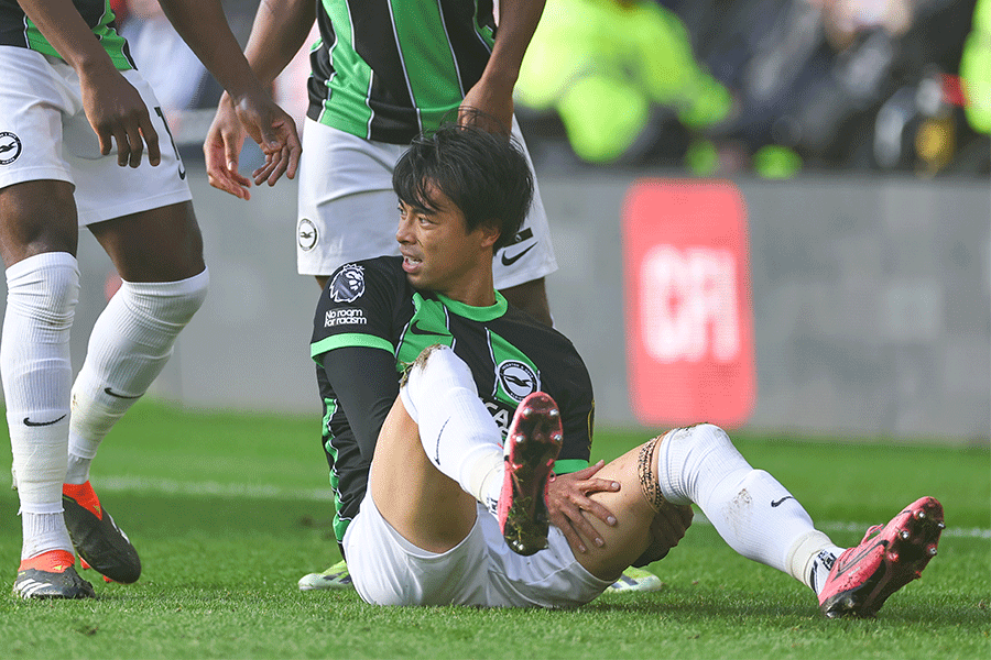 三笘薫が危険タックル被害【写真：Getty Images】