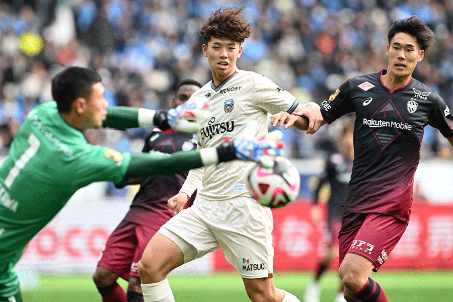 神戸戦に出場した19歳の高井幸大【写真：徳原隆元】