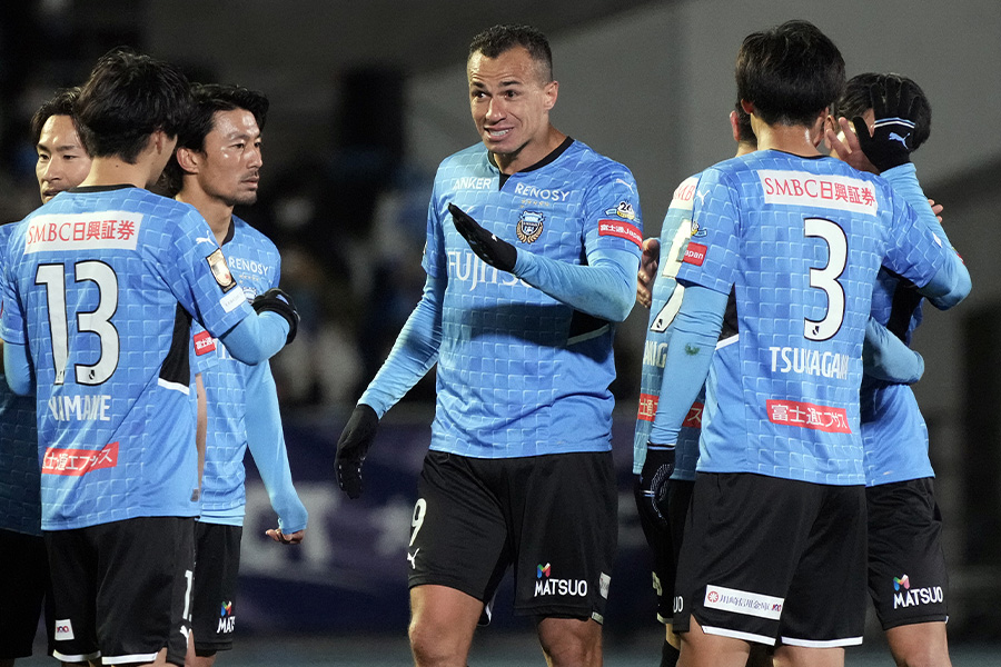 開幕戦で決勝ゴールを決めたFWレアンドロ・ダミアン【写真:Getty Images】