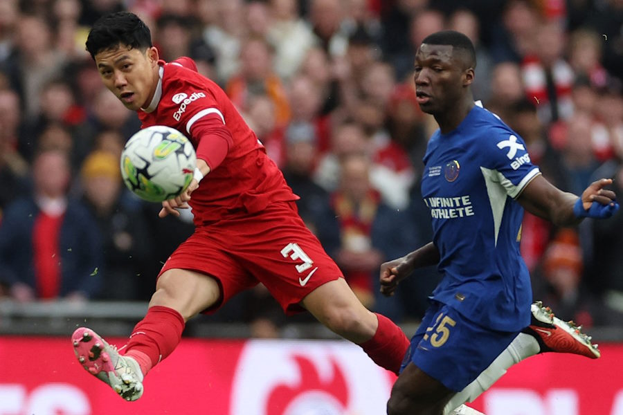 リバプールの遠藤航とチェルシーのモイセス・カイセド【写真:ロイター】
