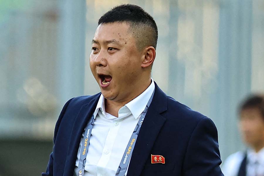 北朝鮮女子代表のリ・ユイル監督【写真：ロイター】