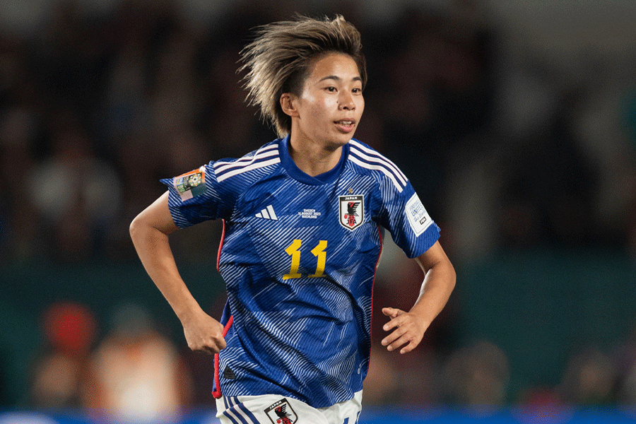 危険なタックルを受けた田中美南【写真：Getty Images】