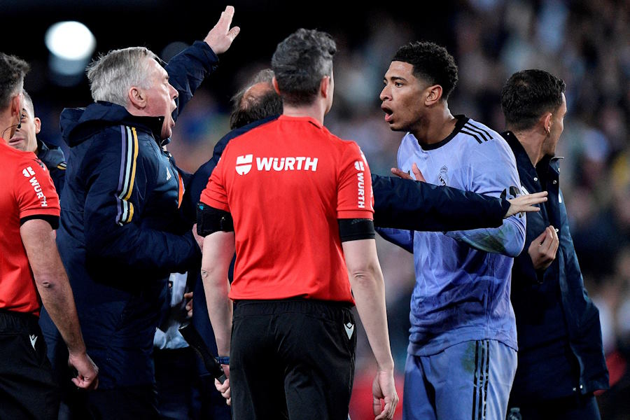 試合終了の笛を吹いた主審判断に物議【写真：ロイター】