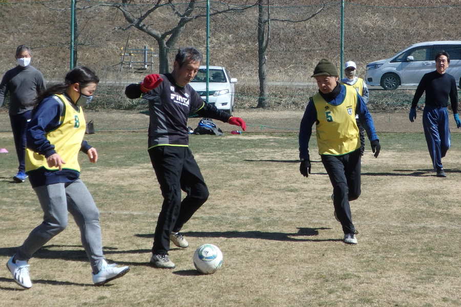 相手が保持するボールを奪えないのが、ウォーキングサッカーの最大の特長だ【写真：河野 正】