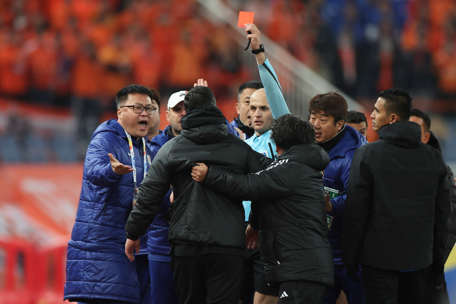 両チームのスタッフが衝突する場面も【写真:2024 Asian Football Confederation (AFC)】