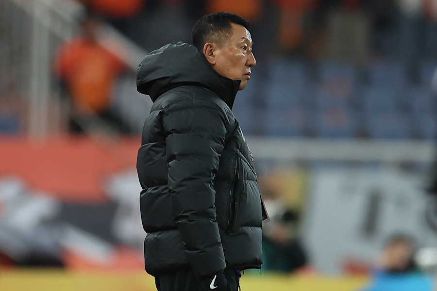 両チームのスタッフが衝突する場面も【写真:2024 Asian Football Confederation (AFC)】