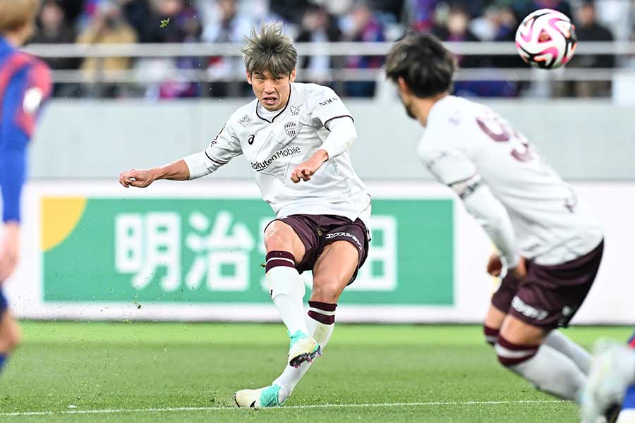 FKを決めた神戸の大迫勇也【写真：徳原隆元】