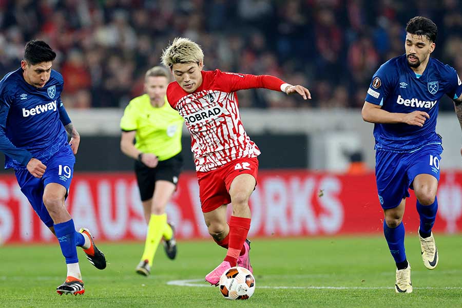 フライブルクでプレーする堂安律【写真：ロイター】