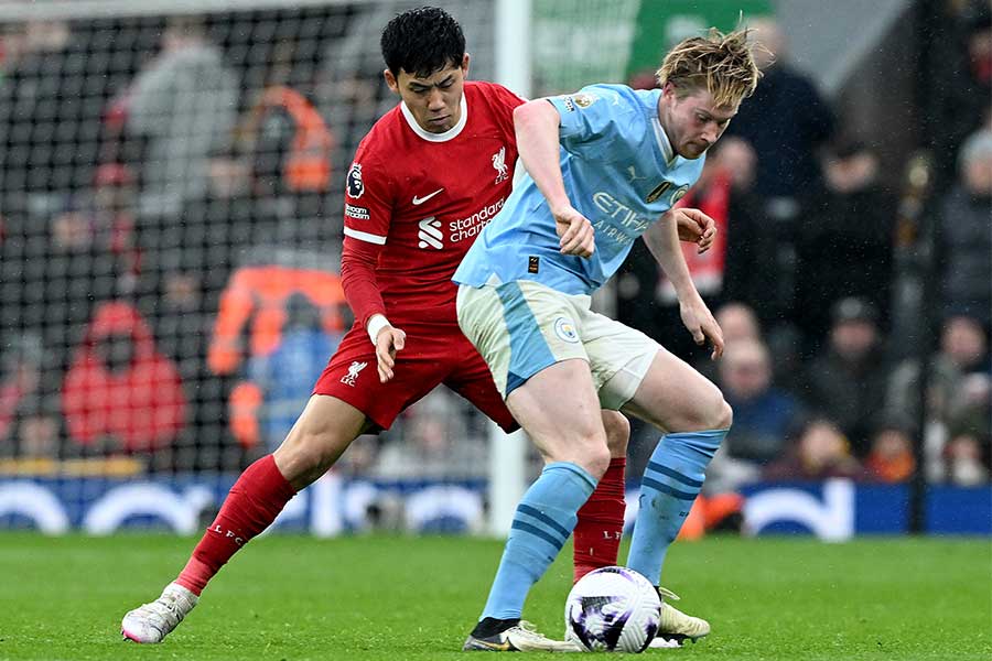 デ・ブライネに仕事をさせなかった遠藤航【写真：Getty Images】