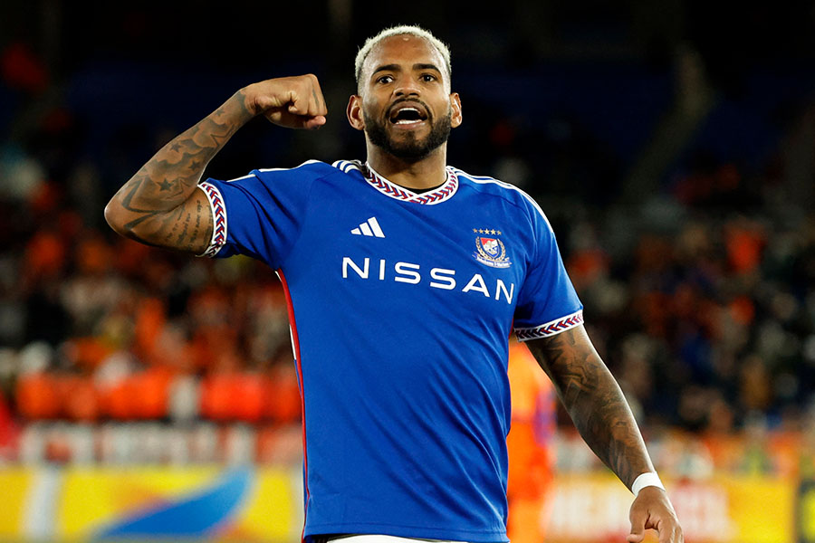 アンデルソン・ロペスがボレーシュートで決勝ゴール【写真：ロイター】