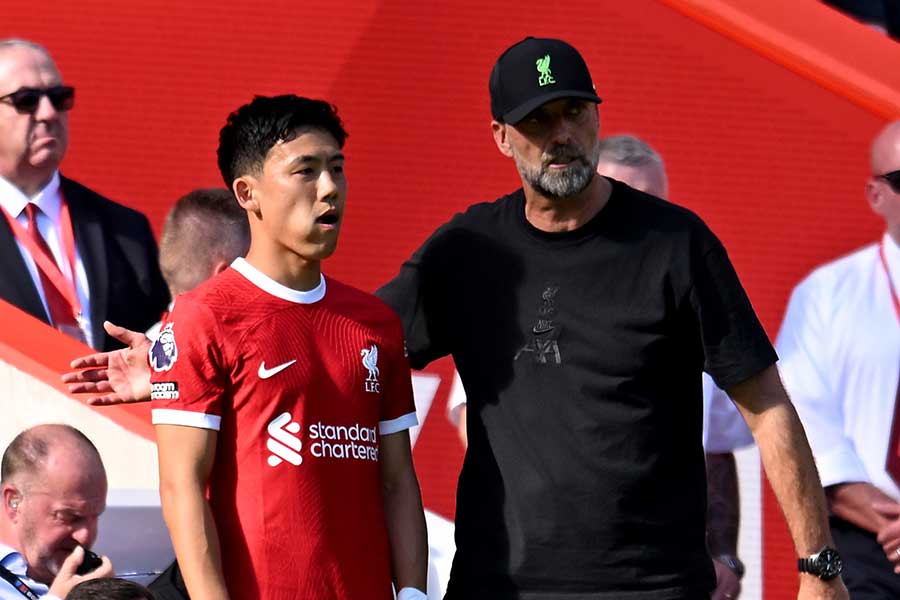 遠藤航（左）とクロップ監督の絆を感じるシーンが話題【写真：Getty Images】