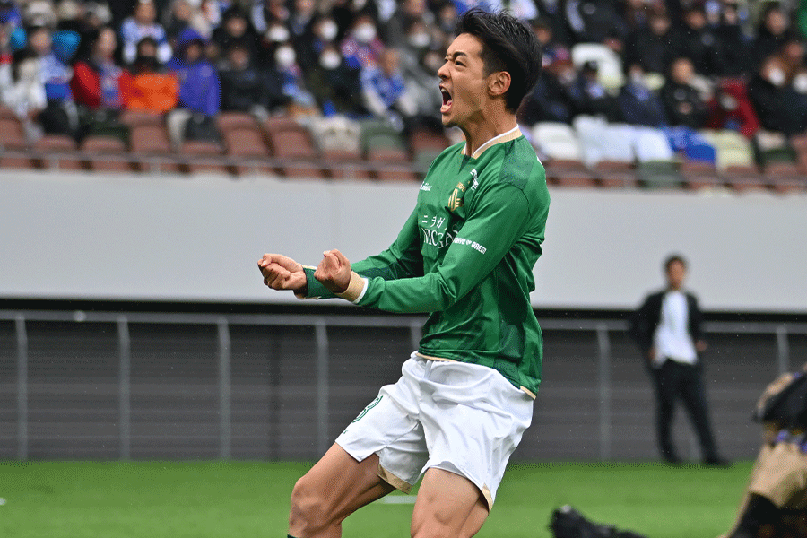 山田楓喜が新潟戦で直接FKを決めた【写真:Getty Images】