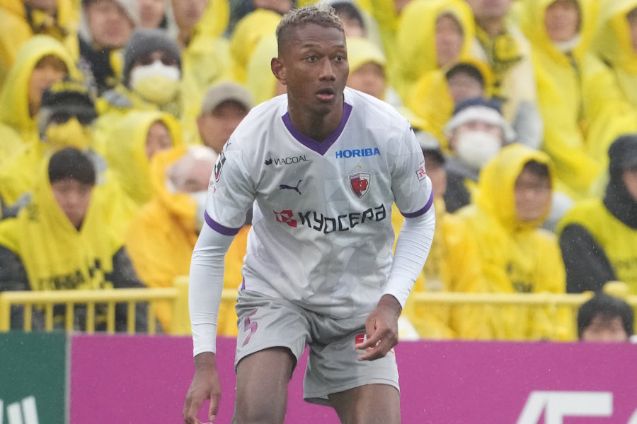 退場となった京都のアピアタウィア久【写真：Getty Images】