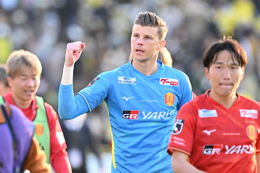 長谷川健太監督率いる名古屋が柏戦で今季初勝利【写真：徳原隆元】