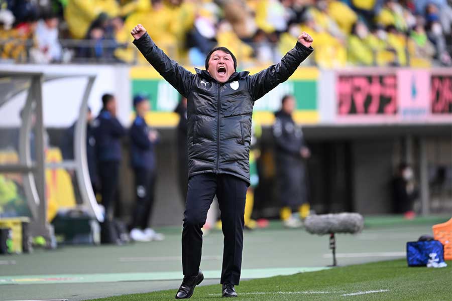 歓喜のリアクションを見せる秋葉忠宏監督【写真：徳原隆元】