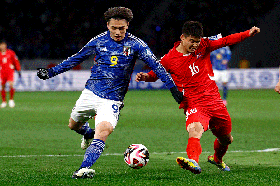 上田綺世は北朝鮮からゴールを奪えず【写真:ロイター】