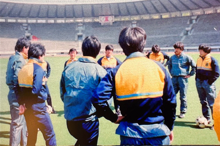 試合会場での前日練習で森孝慈監督を中心にミーティングをする日本代表【写真提供：森本哲郎氏】