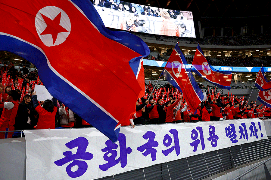 国立競技場で北朝鮮代表を後押し【写真:ロイター】