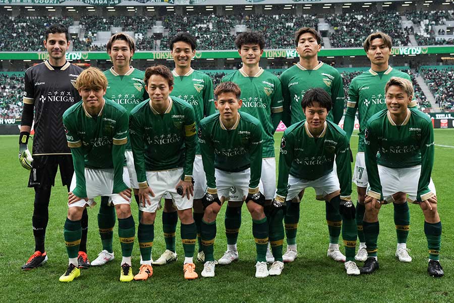 東京VがFKで見せた3度のフェイントが話題【写真：Getty Images】