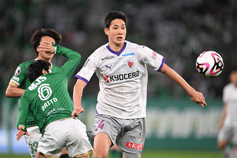 ピッチの広範囲でプレーをした原大智【写真：徳原隆元】