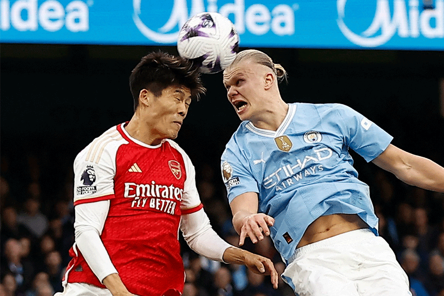 冨安健洋とアーリング・ハーランドがマッチアップ【写真：ロイター】