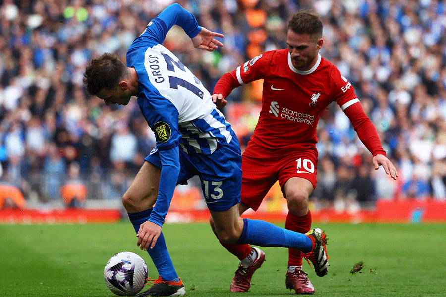 マック・アリスターとパスカル・グロスがマッチアップ【写真：ロイター】