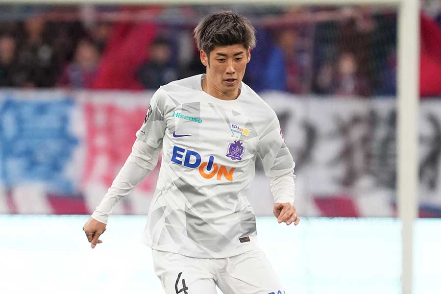 広島の荒木隼人が負傷交代【写真：Getty Images】