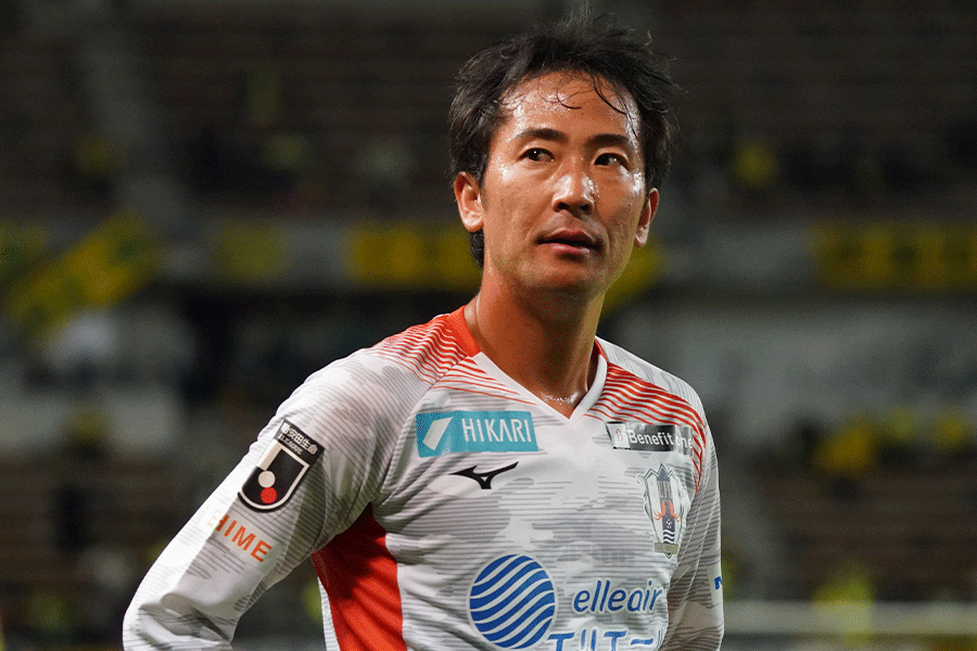 前野貴徳がゴール裏のサポーターと熱いやりとり(写真は2020年)【写真:Getty Images】