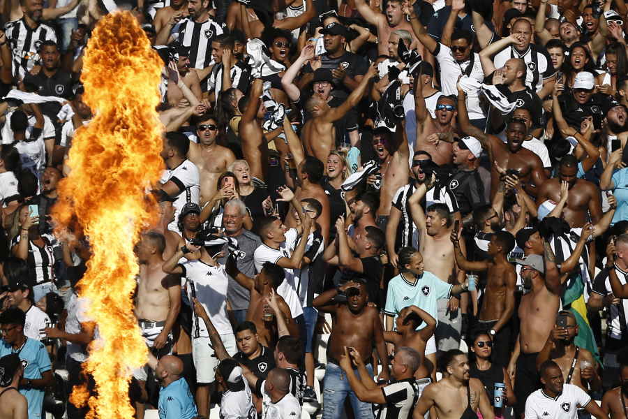 監督が女性副審の顔面に頭突きして退場処分を受けその後解雇(写真はイメージです)【写真:Getty Images】