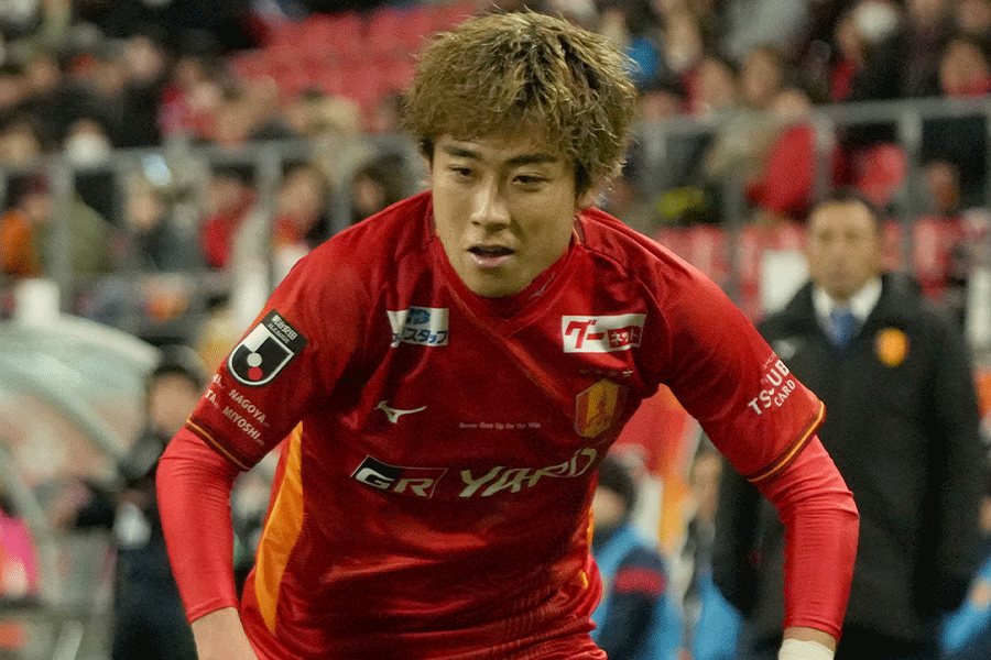 倍井謙が磐田戦で一発退場【写真：Getty Images】