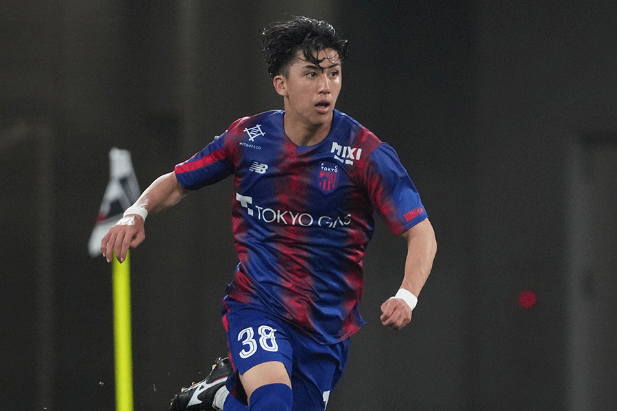 安斎颯馬がイエロー2枚を受けて前半で退場に【写真:Getty Images】