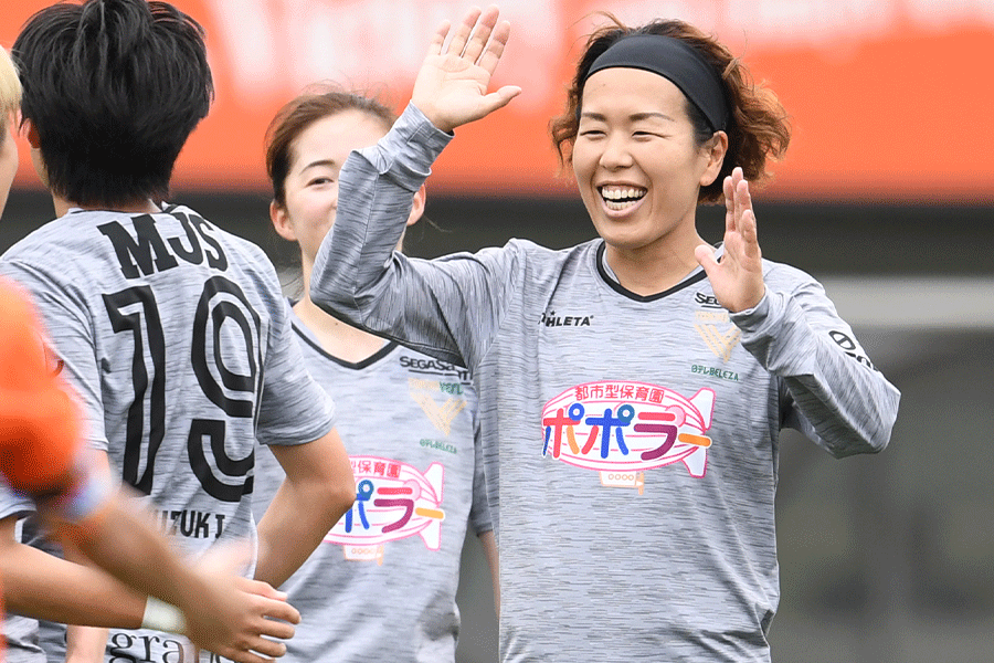 東京ベレーザでプレーする岩清水梓【写真：Getty Images】