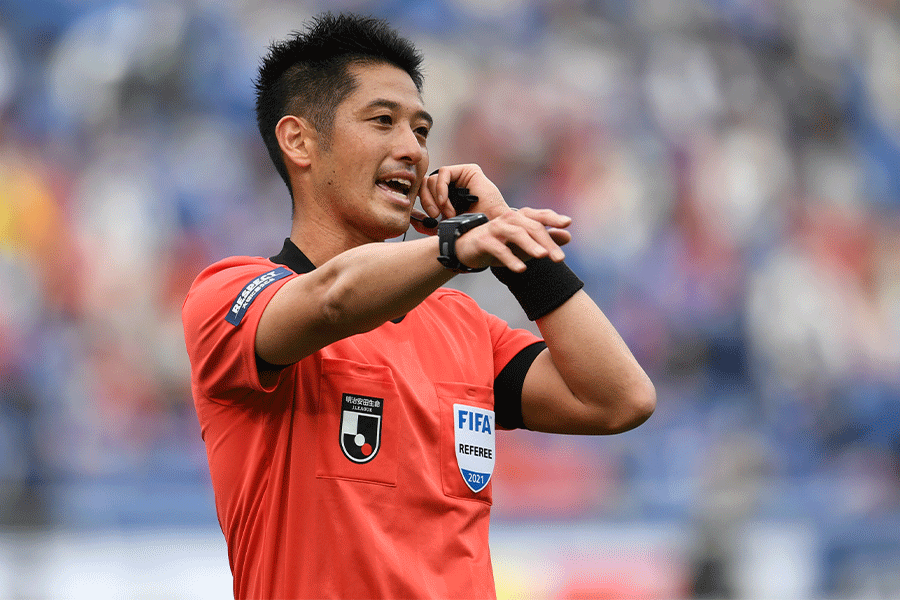 山本雄大主審にボールが直撃【写真:Getty Images】