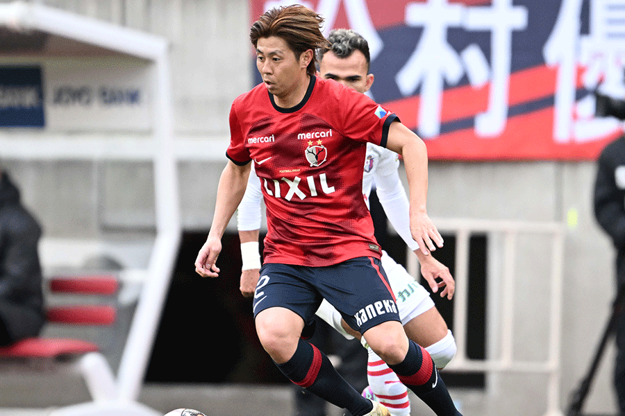 安西幸輝の腕にクリアボールが当たり不運なPK献上に【写真：徳原隆元】