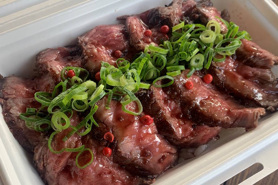 サンガスタジアムの「ステーキ丼」【写真提供:京都サンガF.C.】