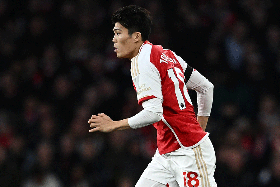 冨安健洋があわや大怪我のタックル被害に【写真：ロイター】