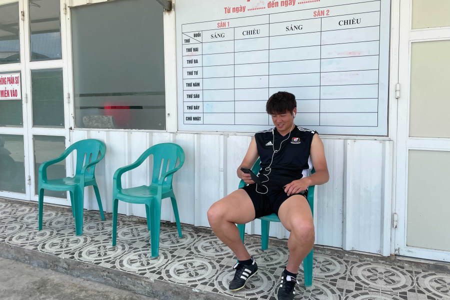 ベトナムで作業をしながら日本でのミーティングにも参加する山崎主務【写真提供：横浜F・マリノス】